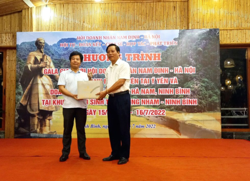 Pha Lê Tiệp tài trợ 200 phần quà trong buổi giao lưu Hội Doanh nhân Nam Định